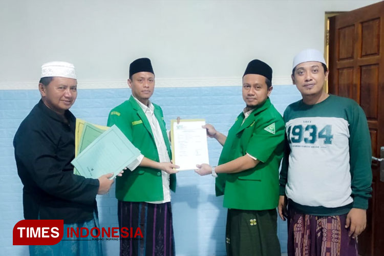 Johantono, calon Ketua PC GP Ansor Kabupaten Situbondo, saat menyerahkah berkas pencalonan kepada tim verifikator. (FOTO: M Rofiq/TIMES Indonesia).