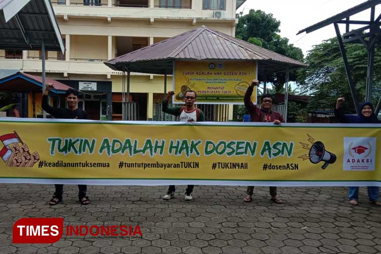 Baliho bertulisan 'Tukin Adalah Hak Dosen ASN' dibeber dalam aksi protes (FOTO: Haerun Hamid/TIMES Indonesia)