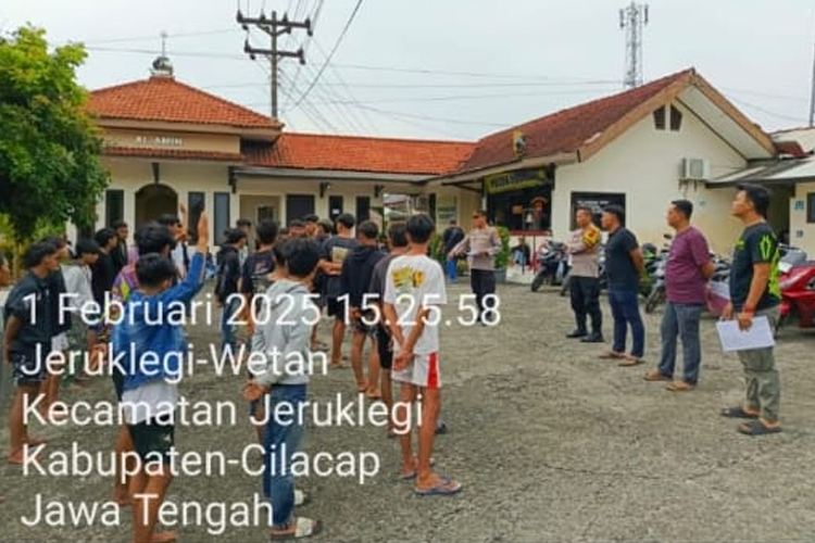 Polsek Jeruklegi mengamankan puluhan pelajar yang akan melakukan tawuran. (FOTO: Humas Polresta Cilacap for TIMES Indonesia)