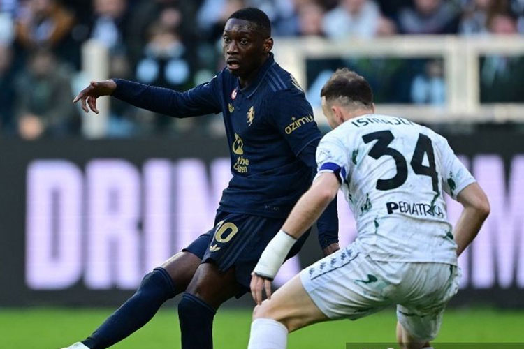 Aksi Randal Kolo Muani dalam laga pekan ke-23 Liga Italia 2024-2025 antara Juventus vs Empoli di Stadion Allianz, Minggu (2/2/2025) malam WIB. (Foto: MARCO BERTORELLO / AFP)