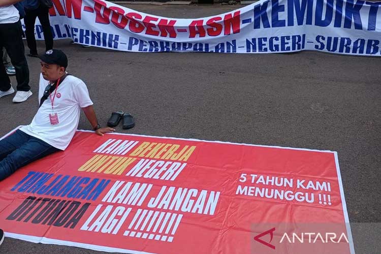 Dosen ASN saat duduk di antara sepanduk yang dibawa dalam aksi di depan Patung Kuda, Jakarta, Senin (3/2/2025). Aliansi Dosen ASN Kemdiktisaintek Seluruh Indonesia (ADAKSI) menuntut pemerintah segera membayar Tunjangan Kinerja. (ANTARA/Khaerul Izan)