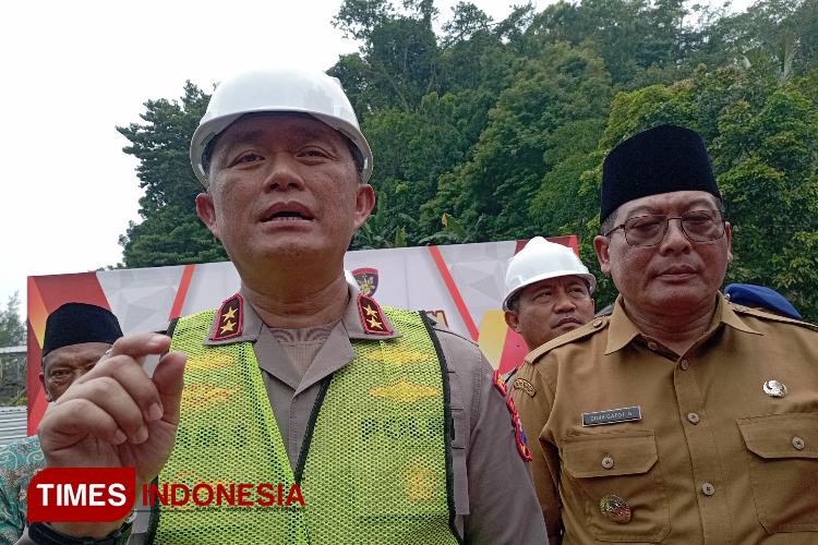 Kapolda Jawa Timur, Inspektur Jenderal Polisi Imam Sugianto, bersama Wabup Malang, Didik Gatot Subroto, di lahan rencana Mako Satpolairud Polres Malang, di Sendangbiru, Sumbermanjing Wetan, Senin (3/2/2025). (Foto: Amin/TIMES Indonesia)