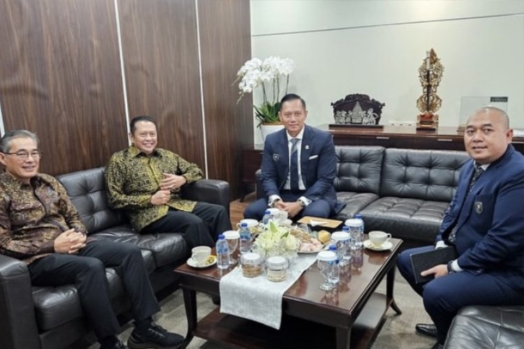 Anggota DPR RI Bambang Soesatyo saat bertemu dengan Menko Agus Harimurti Yudhoyono (AHY), di Jakarta pada Senin,(3/2/2025).  (FOTO: Instagram Bamsoet).