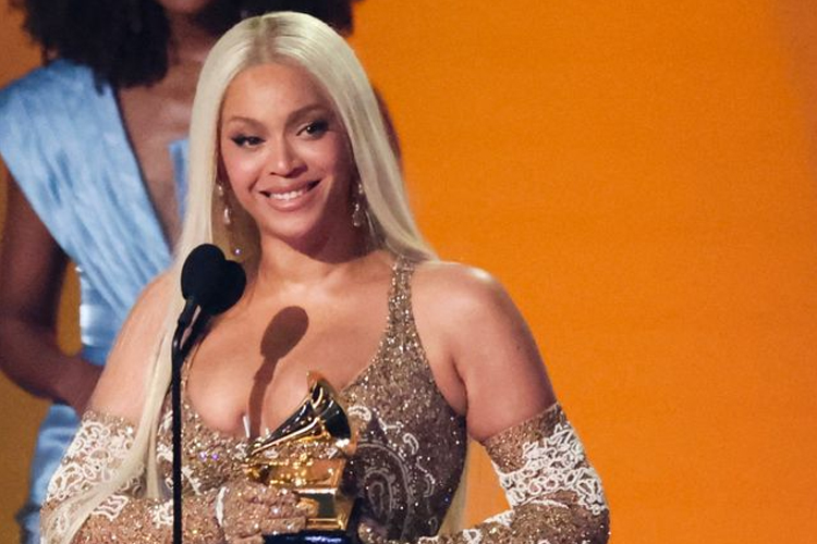 Beyonce saat menerima Grammy Awards 2025. FOTO: Skynews