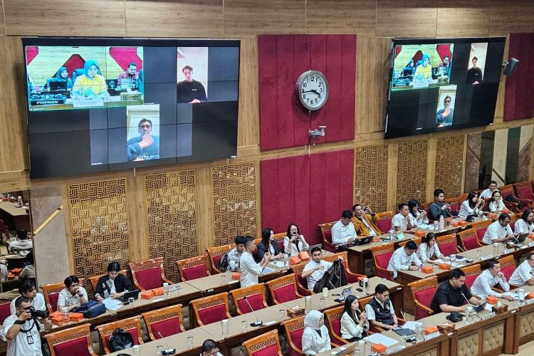 Suasana Raker X DPR RI bersama Menpora Dito Ariotedjo, dan perwakilan PSSI membahas persetujuan naturalisasi Ole Romeny, Dion Markx, dan Tim Geypens, di Gedung DPR RI, Jakarta, Senin (3/1/2025). (FOTO ANTARA/RAUF ADIPATI)