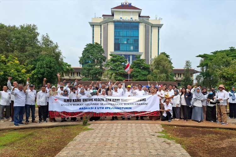 Dosen Universitas Trunojoyo Madura (UTM) menggelar demonstrasi menuntut pembayaran tunjangan kinerja dosen (Tukin) yang belum dibayarkan sejak 2020, Senin (3/2/2025). (foto: dok TIMES Indonesia)