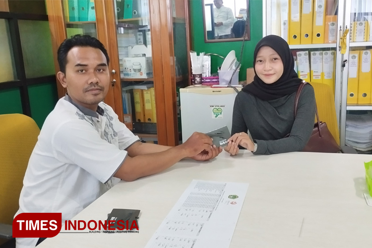 Mahasiswa FEB Unisla menerima pendanaan kuliah dan penelitian dalam program BARISTA, Senin, (3/2/2025). (Foto: Ardiyanto/TIMES Indonesia)