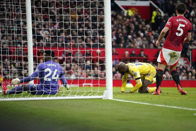 Penyerang Crystal Palace, Jean-Philippe Mateta menjebol gawang Manchester United di Old Trafford dalam lanjutan Liga Premier Inggris pada Minggu (2/2/2025) malam WIB (Foto: AP Photo/Dave Thompson)