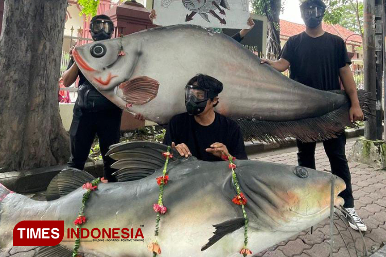 Komunitas Penyayang Ikan Perairan Nusantara (KOPIPA) melakukan aksi protes di depan Kantor PN Surabaya, Senin (3/2/2025).(Foto : Hamida Soetadji/TIMES Indonesia)