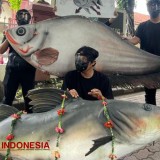 KOPIPA Usung Bangkai Ikan di Depan Pengadilan Negeri Surabaya