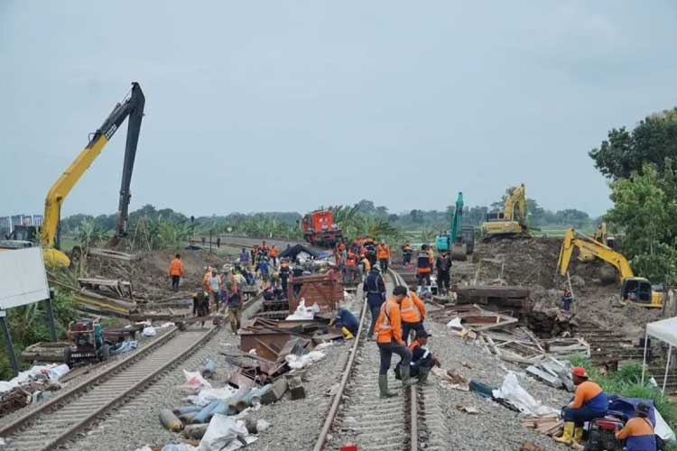 Proses perbaikan rel di jalur rel di perlintasan KA antara Stasiun Gubug dan Stasiun Karangjati, di Kabupaten Grobogan, Jateng, Minggu (2/2//2025). ANTARA/HO-KAI Daop Semarang)