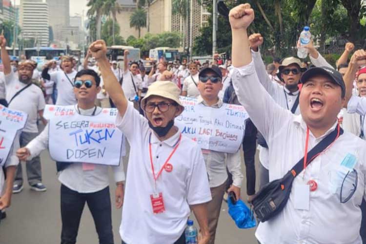 Ratusan Dosen ASN Asal Jatim Ikut Demo Tukin di Jakarta: Pemerintah Harus Peka