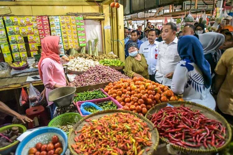 Wali Kota Eri Cahyadi saat meninjau bahan pokok disalah satu pasar di Kota Surabaya. (Foto: Humas Pemkot Surabaya)