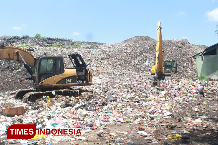 Kondisi tumpukan sampah di TPA yang berada di Taman Krocok Kabupaten Bondowoso (FOTO: Moh Bahri/TIMES Indonesia)