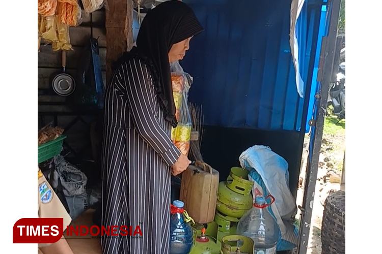 Saonah menunjukan lokasi dimana tabung gas disimpan. (Foto: Susi/TIMES Indonesia)