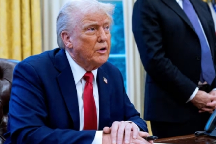 Presiden AS, Donald Trump berbicara kepada wartawan saat menandatangani dokumen di Gedung Putih pada tanggal 3 Februari 2024 kemarin. (Foto: Reuters)