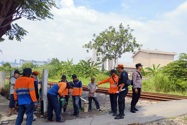 KAI Daop 8 Surabaya saat melakukan sosialisasi perlintasan sebidang kepada warga yang tinggal di sekitar lokasi. (Foto: Dok.KAI)