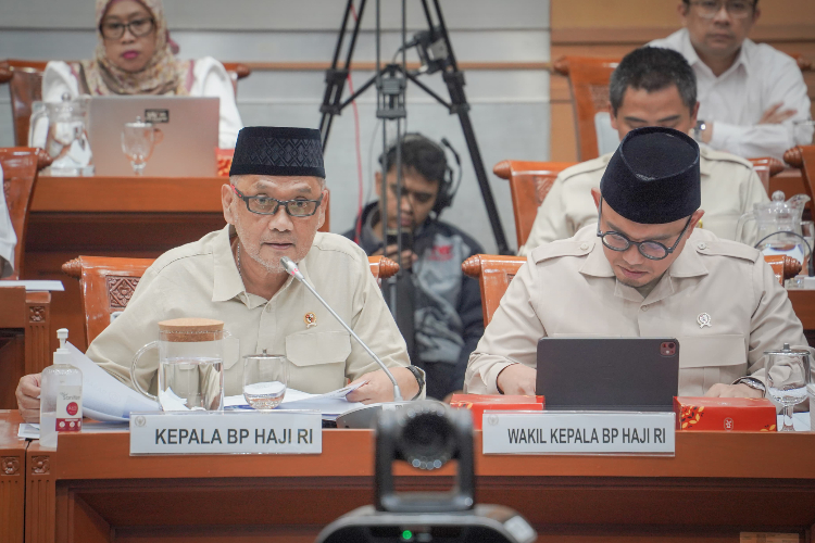 Kepala BP Haji Mochammad Irfan Yusuf bersama wakil ketua BP Haji Dahnil Anzar Simanjuntak saat Rapat Kerja bersama Komisi VIII DPR RI. (Foto: BP Haji)