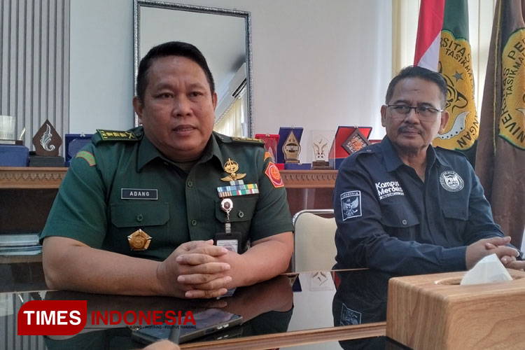 Kepala Sub Direktorat Lingkungan Pendidikan Kemhan RI, Kolonel Inf Adang Suherlan, S.Sos (kiri) bersama Rektor Universitas Perjuangan Dr. Yadi Heryadi di Rektorat Unper Tasikmalaya, Selasa (4/2/2025). (Foto: Harniwan Obech/TIMES Indonesia)