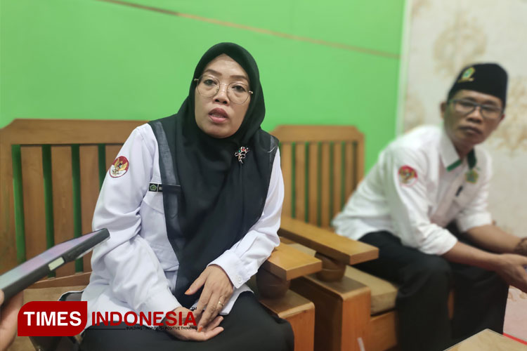 Kepala MAN 1 Lamongan, Nur Endah Mahmudah memberikan klarifikasi terkait video viral dari 22 siswa yang tidak terbaca sistem kepada sejumlah awak media, Selasa (4/2/2025). (FOTO: Moch. Nuril Huda/TIMES Indonesia)