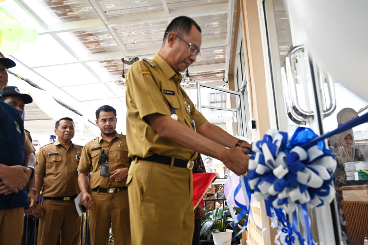 Pj Bupati Banjarnegara Muhammad Masrofi saat meresmikan hasil pembangunan tahun 2024. (FOTO: Kominfo Banjarnegara)