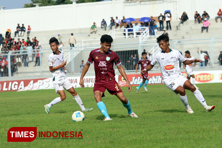 Persewangi Banyuwangi saat melawan Mitra Surabaya untuk memperebutkan skor kemenangan di Stadion Diponegoro. (Foto: Fazar Dimas/TIMESIndonesia).