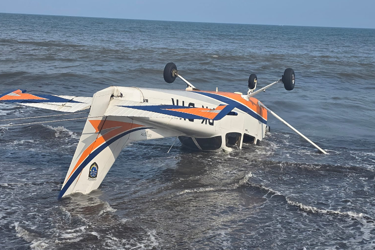 Pesawat milik API Banyuwangi dengan kode PK-BYK jatuh dengan posisi terbalik di pantai Gumuk Kantong Muncar, setelah terseret ombak ke bibir pantai. (Foto : Polsek Muncar For TIMES Indonesia)