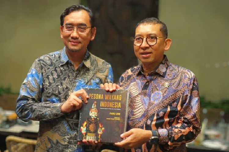 Rektor UB Dapat Buku tentang Wayang dari Menteri Kebudayaan