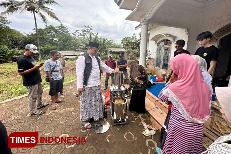 Tim innovillage Unisma Malang melakukan presentasi inovasi mesin Photovoltaic Agrowaste Acidijuicer Fermentor untuk mengatasi permasalahan pencemaran lingkungan pada peternakan unggas di Kecamatan Kedungkandang Malang. (FOTO: AJP TIMES Indonesia)