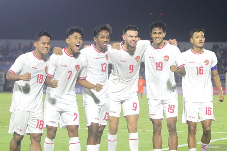 Timnas Indonesia U-20 Mhd Ragil (kedua kanan) selebrasi dengan rekan rekannya usai mencetak gol ke gawang Timnas India U-20 dalam Mandiri U-20 Challenge Series 2025 di Stadion Gelora Delta Sidoarjo, Kamis (30/1/2025). (FOTO: ANTARA /Umarul Faruq/tom)