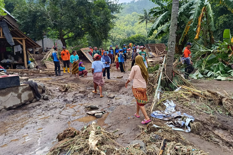 Banjir Bandang Terjang Situbondo, Warga Keluhkan Minimnya Respons Pemerintah