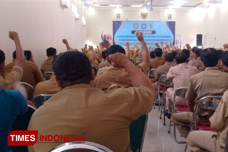 Ketua PGRI Banjarnegara Heling Suhono sat berikan sambutan. (FOTO: Muchlas Hamidi TIMES Indonesia)