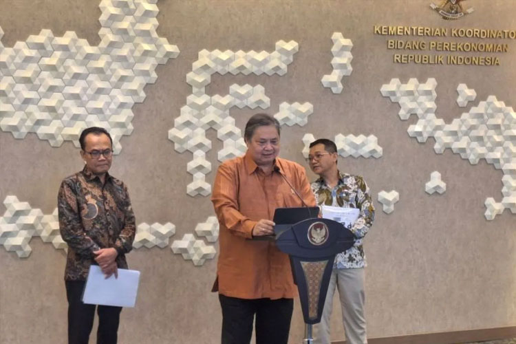 Menteri Koordinator Bidang Perekonomian Airlangga Hartarto saat menggelar konferensi pers di Kantor Kemenko Perekonomian, Jakarta, Rabu (5/2/2025). (FOTO; ANTARA)