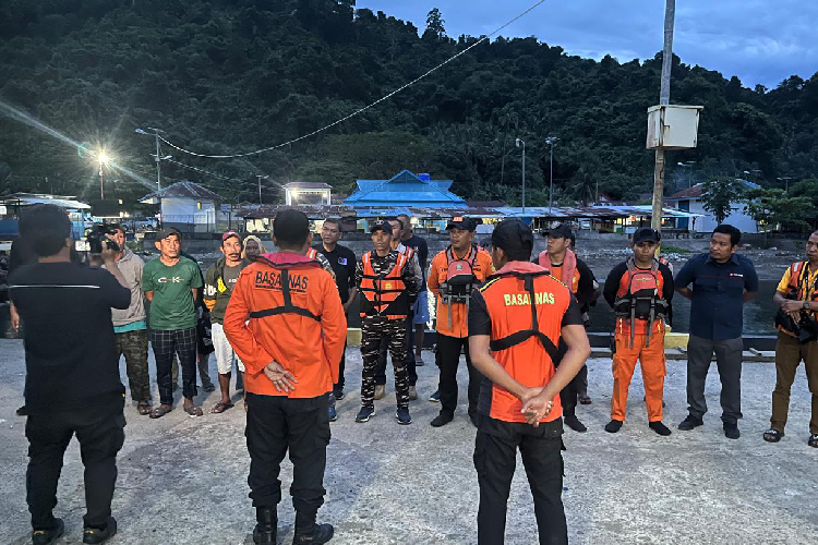 Basarnas dan sejumlah unsur lainnya dalam upaya melakukan pencarian lanjutan jurnalis Metro TV korban ledakan speedboat Basarnas Ternate.  (Foto:Doc Basarnas Kota Ternate for TIMES Indonesia)