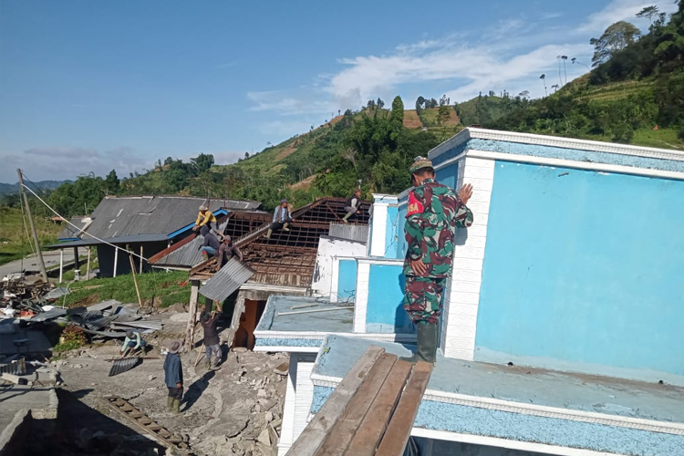 BPBD Banjarnegara dan petugas gabungan melakukan pembongkaran rumah di Dukuh Kaliireng Desa Ratamba Kecamatan Pejawaran. (FOTO: Dok BPBD for TIMES Indonesia)