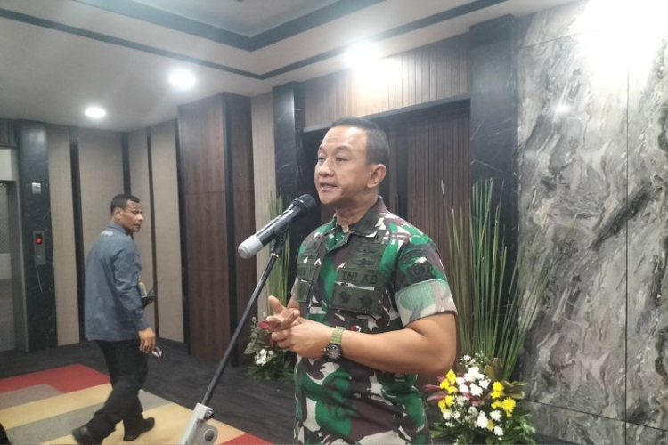 Kadispenad Doorstop Brigjen TNI Wahyu Yudhayana saat memberikan keterangan di Mabes AD, Jakarta, Rabu (5/2/2025). (FOTO: ANTARA/Walda Marison)