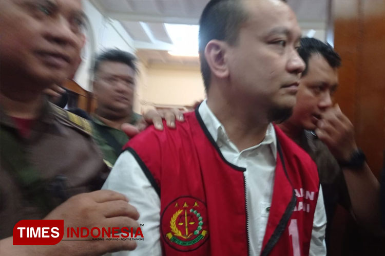 Ivan Sugianto, saat keluar dari ruang sidang usai menjalani sidang perdana, dalam dakwaannya dikenakan pasal 80 ayat 1 UU RI nomor 35 2014 tentang perlindungan anak, Rabu (5/2/2025).(Foto: Hamida Soetadji/TIMES Indonesia)