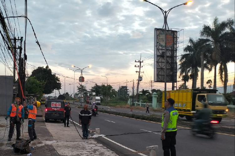 Tampak kabel melintang yang tengah ditangani petugas dan polisi di TKP kecelakaan yang menyebabkan korban pengendara meninggal, di jalan raya Bedali, Lawang, Kabupaten Malang, kemarin. (Foto: Humas Polres)