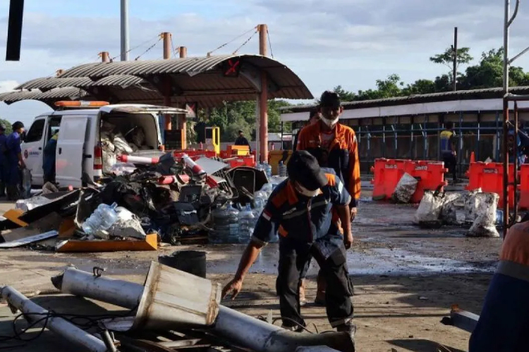 Petugas membersihkan material kecelakaan beruntun di Gerbang Tol Ciawi 2, Kota Bogor, Jawa Barat, Rabu (5/2/2025). (ANTARA FOTO)