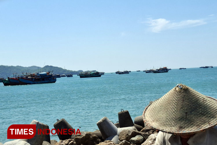 Badai Tengah Laut Memaksa 50 Kapal Nelayan Cilacap Berlabuh di Pelabuhan Tamperan Pacitan