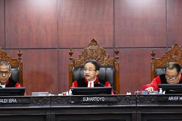 Suhartoyo saat memimpin sidang PHPU Pemilihan Gubernur Maluku Utara di Mahkamah Konstitusi.  (FOTO: Istimewa)