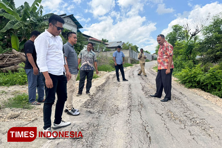 Komisi C DPRD Kabupaten Sumba Timur saat melakukan peninjauan jalan rusak di Kelurahan Temu.(FOTO: dprd nantiHabibudin/TIMES Indonesia)