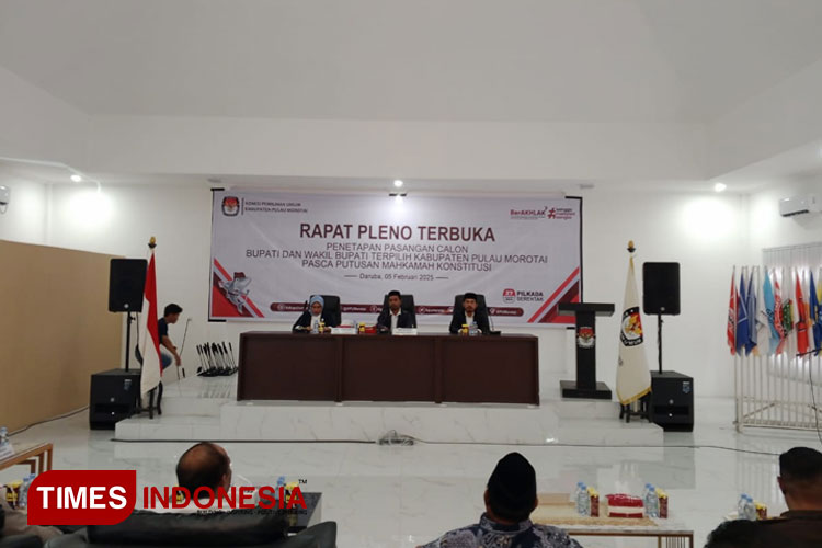 Ketua KPU Morotai, Kubais Kuto, SH, saat memimpin rapat pleno terbuka penetapan Bupati dan Wakil Bupati Morotai periode 2024-2029. Rabu (5/2/2025). (FOTO: Munces For TIMES Indonesia).