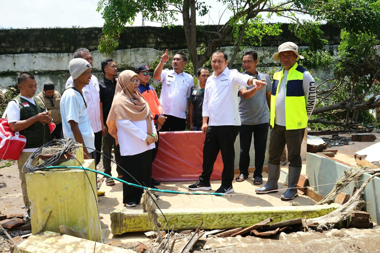 Banjir Situbondo, Kalaksa BPBD Jatim Terjunkan Tim Evakuasi dan Tinjau Rumah Roboh Hallo #SobatTangguhJatim