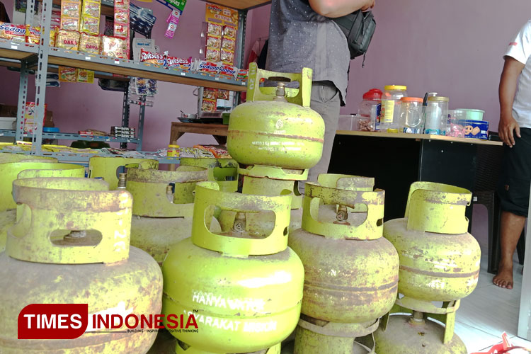 Gas elpiji 3 kg di tingkat pengecer di Bondowoso naik menjadi Rp 20 ribu dari sebelumnya Rp 17 ribu (FOTO: Moh Bahri/TIMES Indonesia)