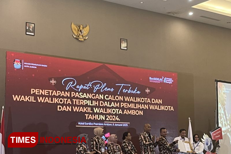 KPU Kota Ambon, Kaharuddin Mahmud menyerahkan surat keputusan penetapan kepala daerah terpilih Bodewin Wattimena dan Ely Toisuta di Ambon, Kamis (6/2/2025). (FOTO: ANTARA/ Penina F M)