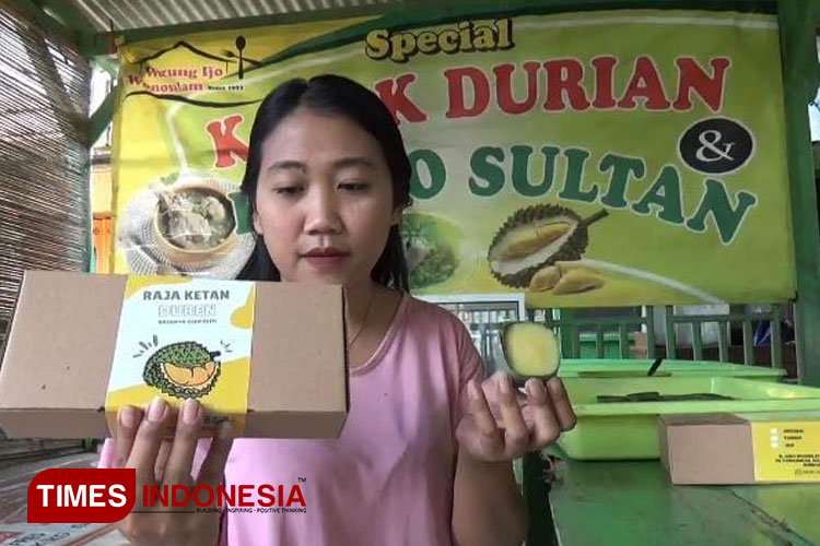 Alina Dini menunjukan produk Ketan Durian khas Wonosalam miliknya. (FOTO: Rohmadi/ TIMES Indonesia)