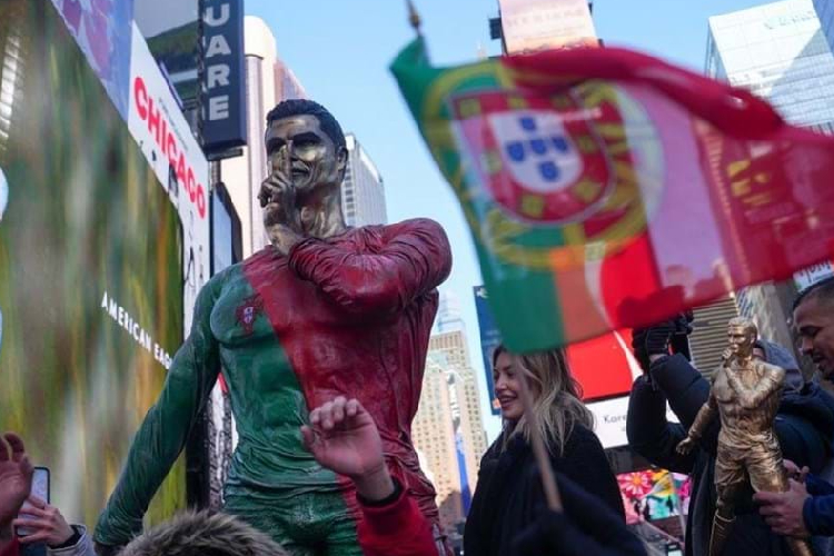 Patung perunggu bintang sepak bola Cristiano Ronaldo setinggi 12 kaki atau 3,66 meter ditampilkan di Times Square New York untuk merayakan ulang tahun sang pemain yang genap berusia 40 tahun.