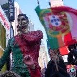 Patung Raksasa Cristiano Ronaldo Muncul di Times Square New York