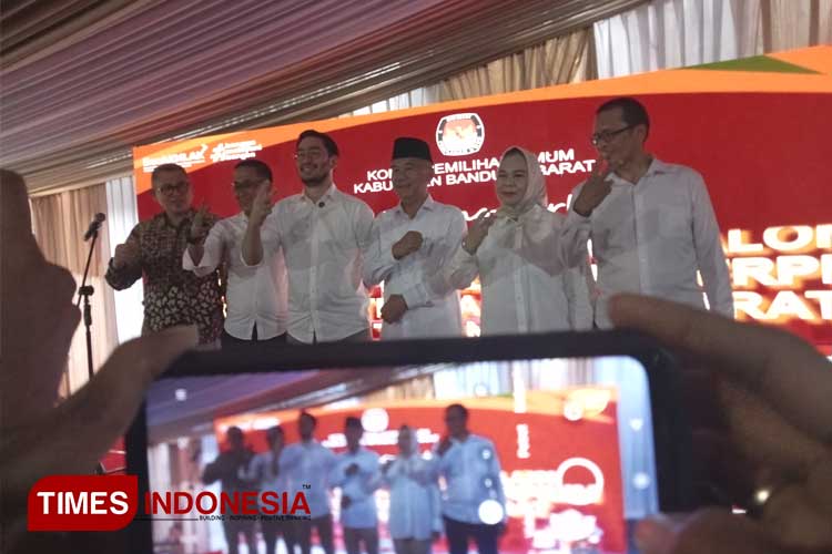 Jeje Richie Ismail dan Asep Ismail (Jeje-Asep) resmi ditetapkan sebagai Bupati dan Wakil Bupati Bandung Barat periode 2024-2029. (Foto: Deni Supriatna/TIMES Indonesia)